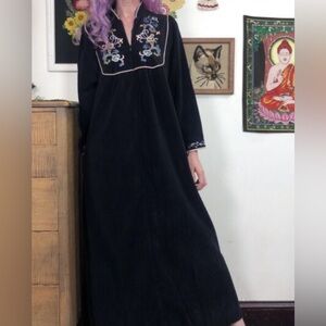 Vintage bathrobe, long black velvet with embroidered roses size 12